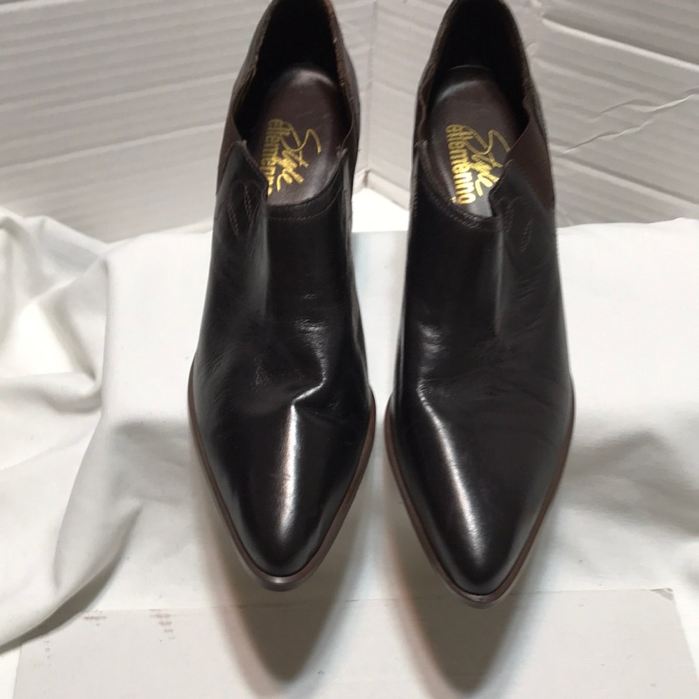 Style elemenno Autry leather booties with elastic gore on both sides. New!
